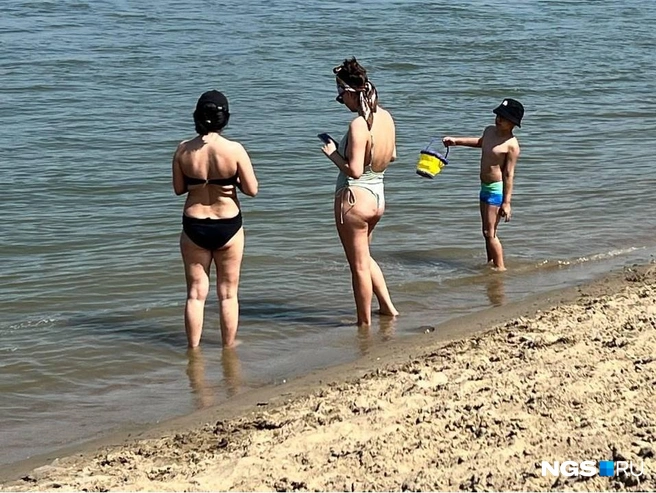 Детей родители отпускают плескаться в воде | Источник: Настасья Медведева / NGS.RU