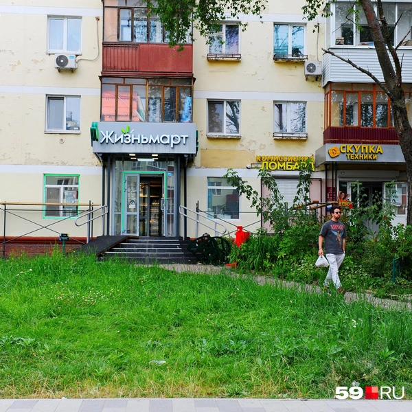 В цоколе&nbsp;— разные магазины, не только продуктовые | Источник: Ирина Тропина / 59.RU