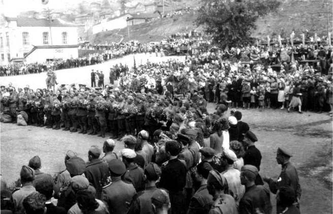 На этом фото — митинг в честь встречи воинов | Источник: Республиканский музей боевой славы
