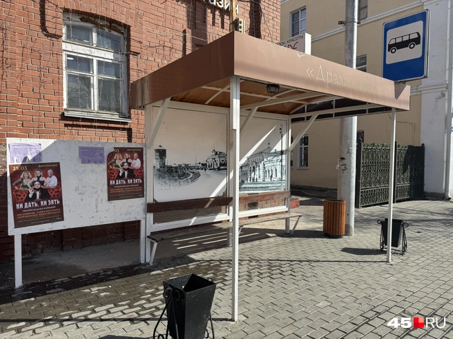 Три урны на одной остановке на улице Ленина  | Источник: Юлия Король 