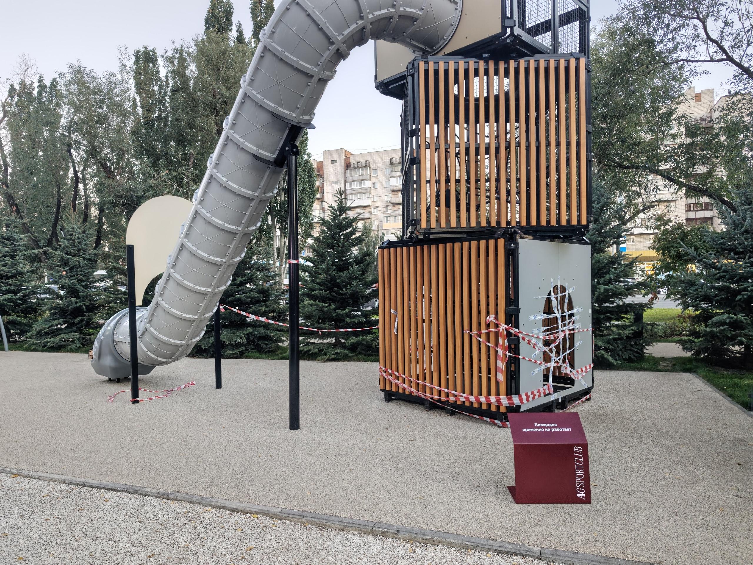 «Месяц продержалась»: в сквере у СКК Блинова сломалась горка