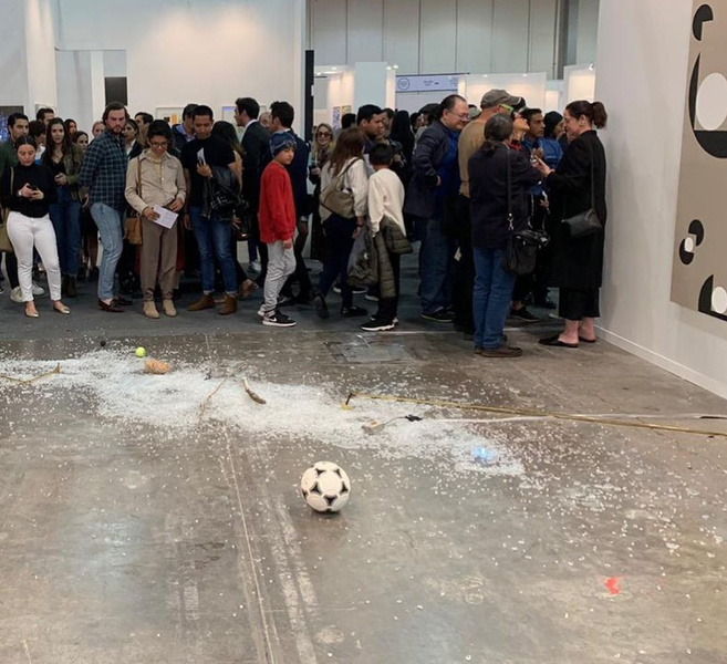 В Мексике арт-критик хотела показать никчемность экспоната за 20 тысяч долларов и случайно разбила его (фото)