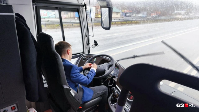 В пути водитель делал пометки в блокноте | Источник: Илья Овсянников / 63.RU 