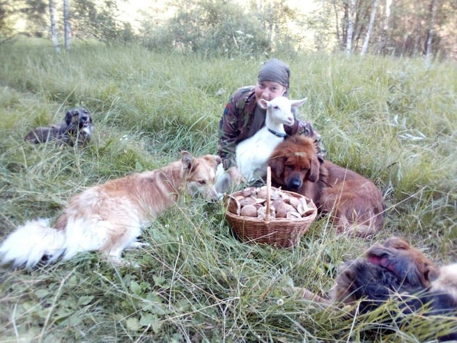 Оксана сама доит козочек и выходит с ними на выпас | Источник: предоставлено героем публикации