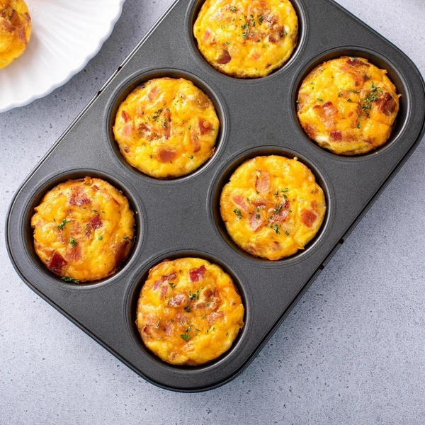 Яичные маффины со шпинатом и прошуттоПитательные маффины с сочной начинкой для самых насыщенных событиями дней.Полный рецепт яичных маффинов со шпинатом и прошутто читайте по ссылке.