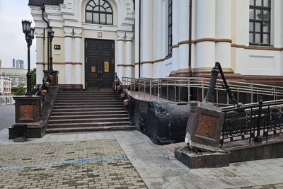 Екатеринбуржцы принесли цветы к храму после трагедии