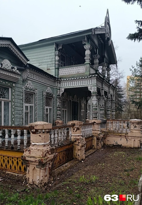 Дом в хорошем состоянии, а вот про ограду забыли  | Источник: Андрей Немов / 63.RU 