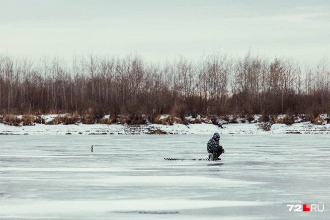 На тонкий лед уже вышли рыбаки | Источник: Ирина Шарова / 72.RU