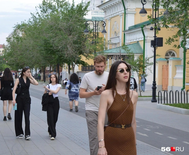 Солнце все-таки иногда выглядывало, поэтому некоторые оренбуржцы решили не снимать очков | Источник: Анастасия Баринова / 56.RU