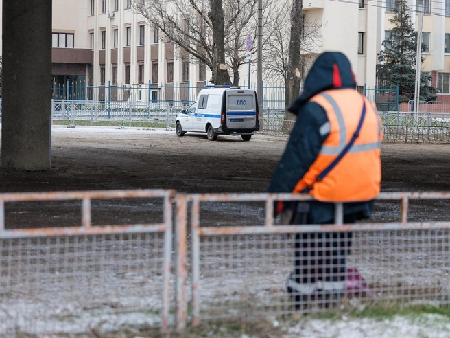 Вокруг комплекса зданий, где проходит прием, царит непривычная пустота. | Источник: Алексей Волхонский / V1.RU