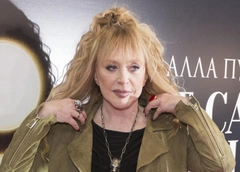 Одета по-молодежному, а походка выдает пожилую женщину: Аллу Пугачеву с детьми заметили на улицах Юрмалы