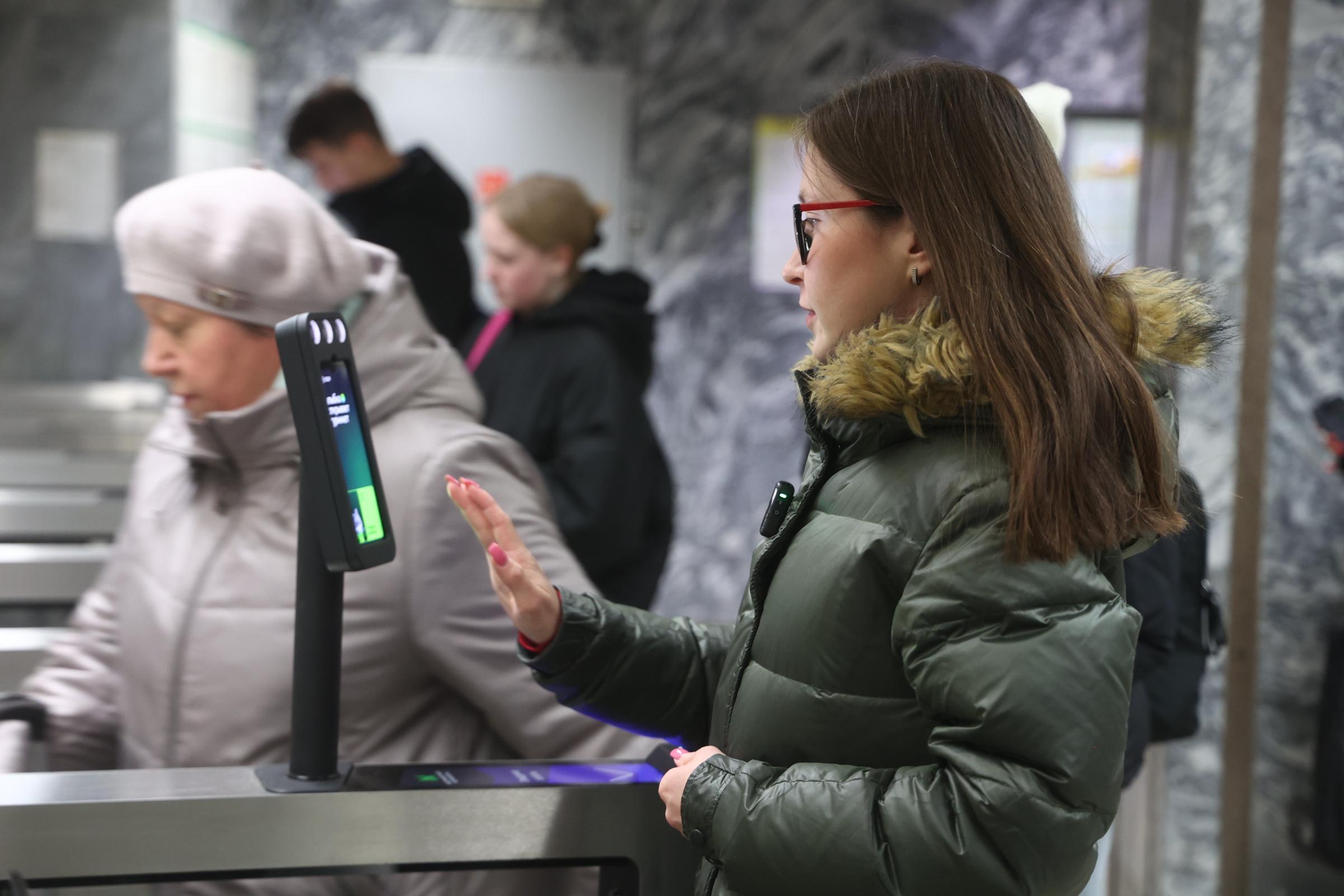 В метро Екатеринбурга теперь можно расплатиться улыбкой. Показываем, как это работает