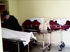 «Пойдете к другим — вам выдадут тело без головы»: похоронная компания в Томске наживается на родных умерших