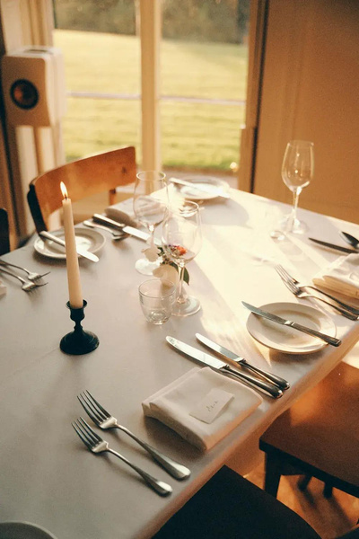 Маникюр с инициалами и платье Вивьен Вествуд: Эмбер Андерсон и Коннор Суинделлс сыграли одну из самых красивых свадеб этого года