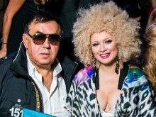 Лена Ленина оголила грудь