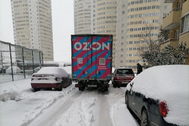 Из-за грузовика выехать из двора было довольно проблематично  | Источник: читатель НГС