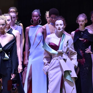 Плащи Haute Couture и туфли с бантами на парижском показе Versace