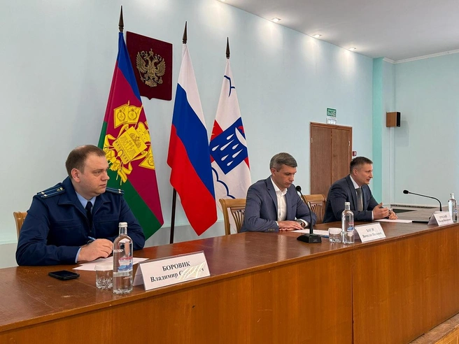 На встречу пришли представители прокуратуры и районной администрации Лазаревского | Источник: Sochi.ru