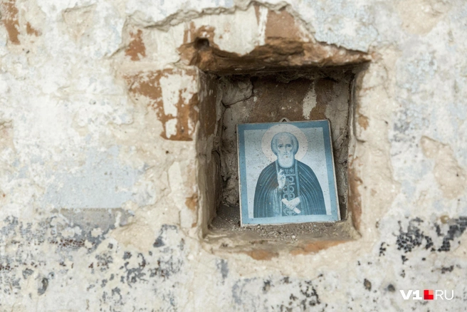 Верующие еще приходят в заброшенные развалины | Источник: Константин Завриков / V1.RU