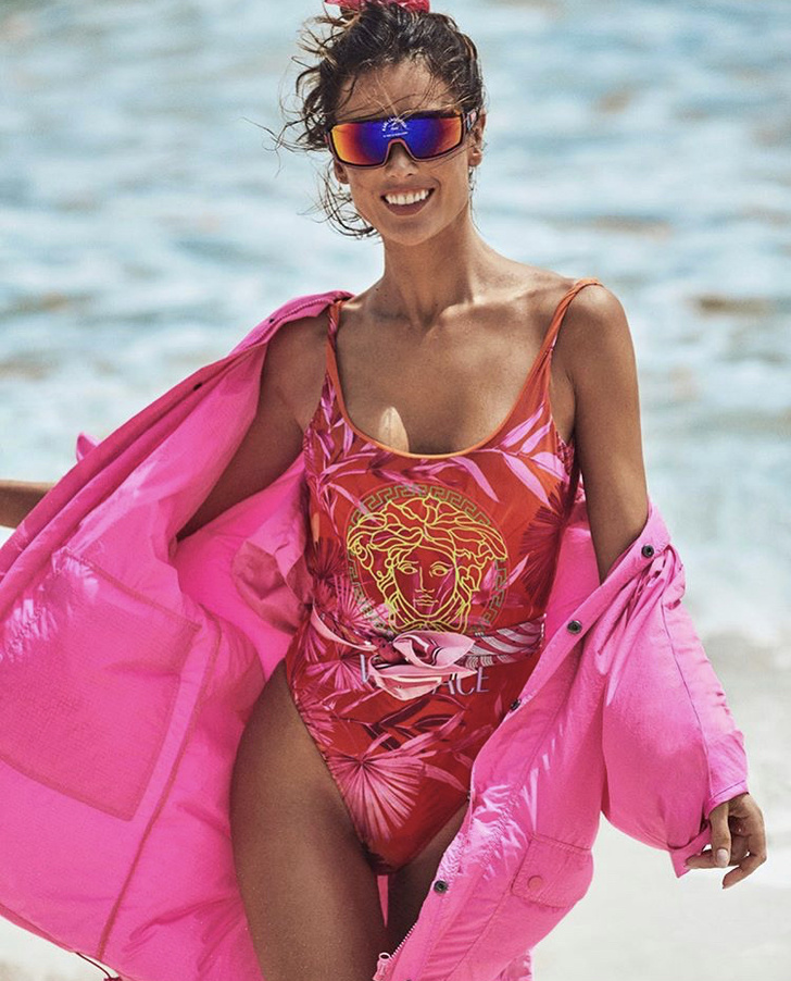 Слитный купальник Versace и розовая рубашка: пляжный образ Алессандры Амбросио