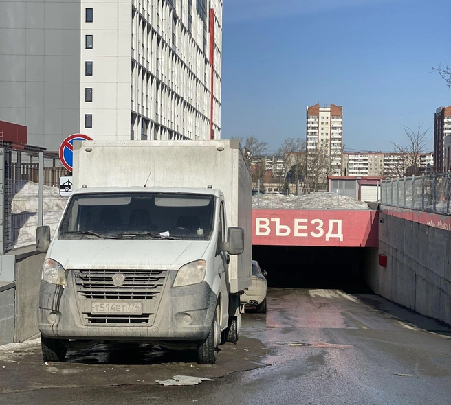 Это «Манхэттен» (Труда, 174). По словам жительницы комплекса, «Газель» бросили в зоне действия знака «Стоянка запрещена» и теперь она мешает въезду и выезду, перекрывая обзор и создавая аварийные ситуации | Источник: читатель 74.RU