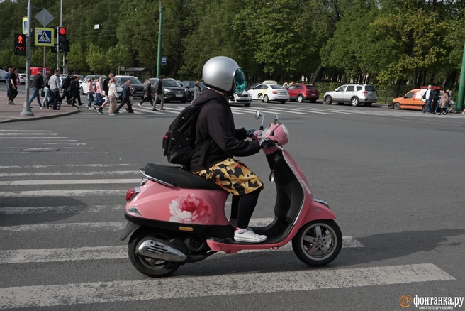 В некоторых регионах ездить по ночам на мопедах уже нельзя | Источник: Павел Каравашкин / FONTANKA.RU