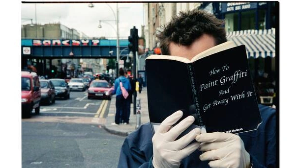 Пять новых фотографий Бэнкси, на которых все равно не видно его лица