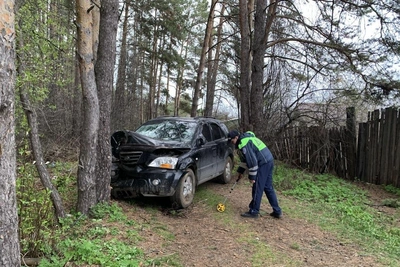 Пьяная екатеринбурженка перепутала педали и врезалась в дерево