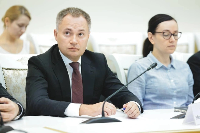 В августе 2024 года губернатор назначил Белоусова врио главы МинЖКХ Самарской области. Затем он стал зампредседателя правительства региона | Источник: Вячеслав Федорищев / MAX