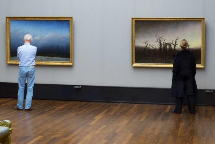 Найди сходство: 10 случайных фотографий из музеев, на которых посетители похожи на картины