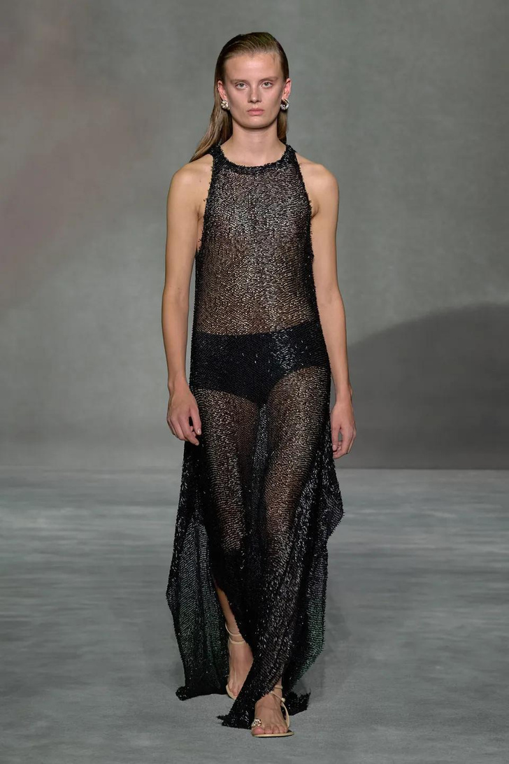 Прозрачное платье с пайетками, как на показе Lanvin, — безоговорочный мастхэв весны 2023