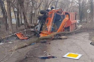В Саратове мусоровоз врезался в дерево, травмировав пассажира