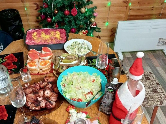Шашлык, бутерброды с икрой, красной рыбой и шпротами стали основой многих новогодних столов | Источник: читательница 76.RU Евгения