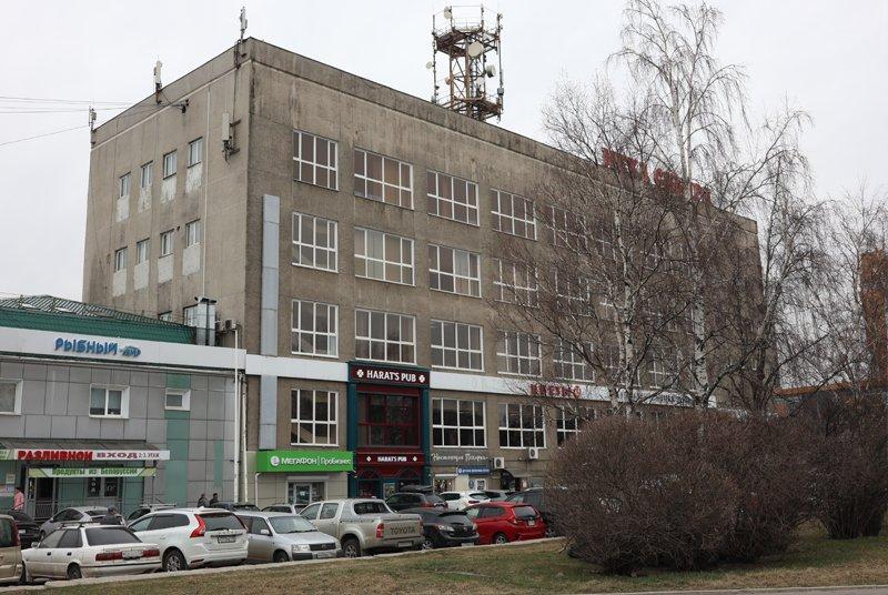 Здание «Меха Сибири», в котором сейчас находится множество коммерческих организаций, изначально принадлежало Иркутской пушно-меховой базе. Она была создана еще в 1922 году, а в этом здании размещалась с 1967 года | Источник: Ксения Филимонова / «ИрСити»
