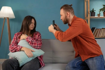 «Так привязалась к партнеру, что психую, когда он просто говорит с другими людьми»