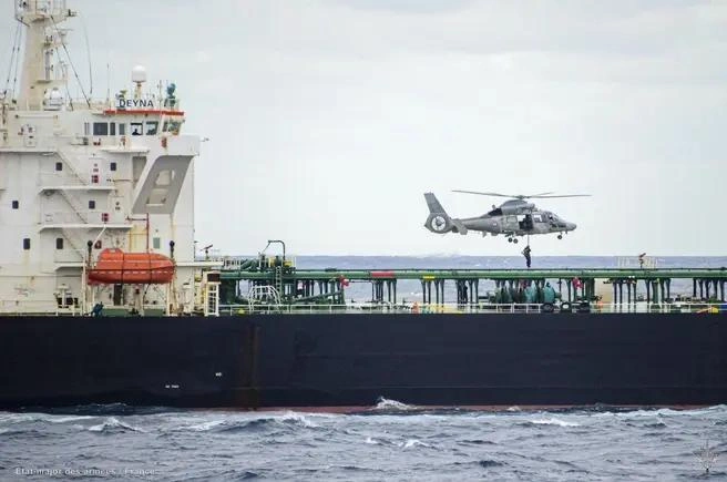Франция сняла арест с танкера Deyna, шедшего из России | Источник: социальные сети Эммануэля Макрона