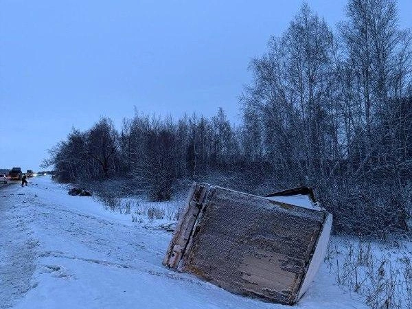 Грузовой автомобиль с полуприцепом лежит на боку после аварии. | Источник: Госавтоинспекция Омской области 