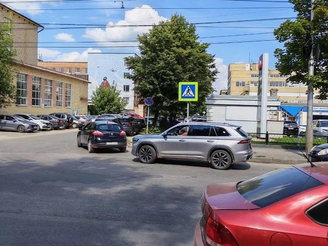 АЗС «Полный бак» на Новой сейчас тоже забита автомобилями | Источник: Читатель YA62.RU