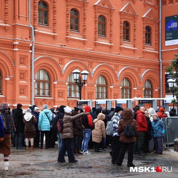Москвичи выстроились в очередь, чтобы попасть на Красную площадь | Источник: Татьяна Спиридонова / MSK1.RU