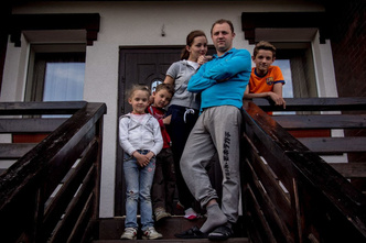 Посмотрите, как живут российские семьи и иностранцы с одним уровнем дохода