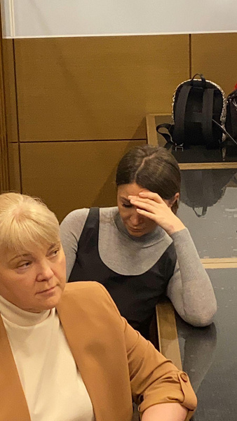 Прятала лицо в суде под черным капюшоном: Елену Блиновскую оставили под домашним арестом до 26 января