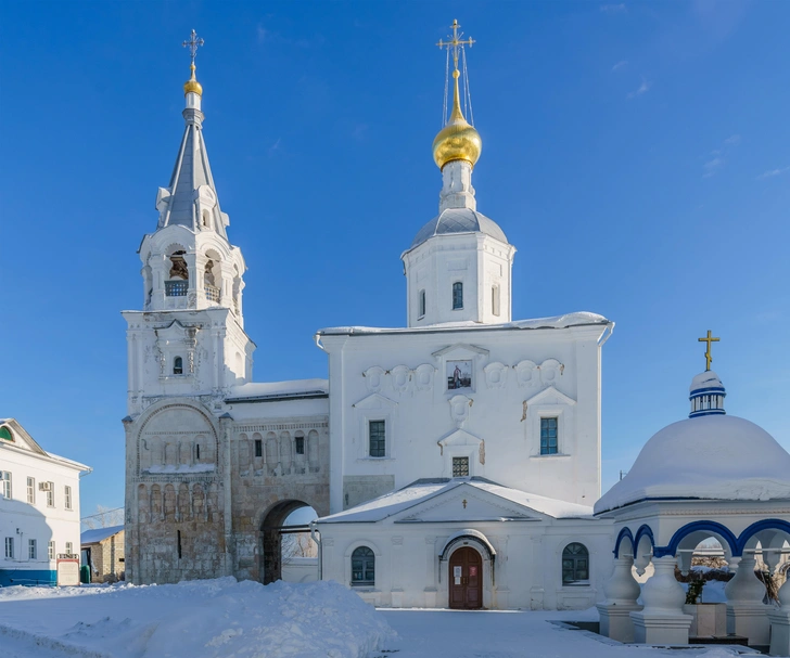 Фрагмент палат Андрея Боголюбского и Рождественская церковь в Свято-Боголюбском женском монастыре в Боголюбово, в которой долгое время находилась икона Богоматери Боголюбской.  | Источник: wikipedia.org