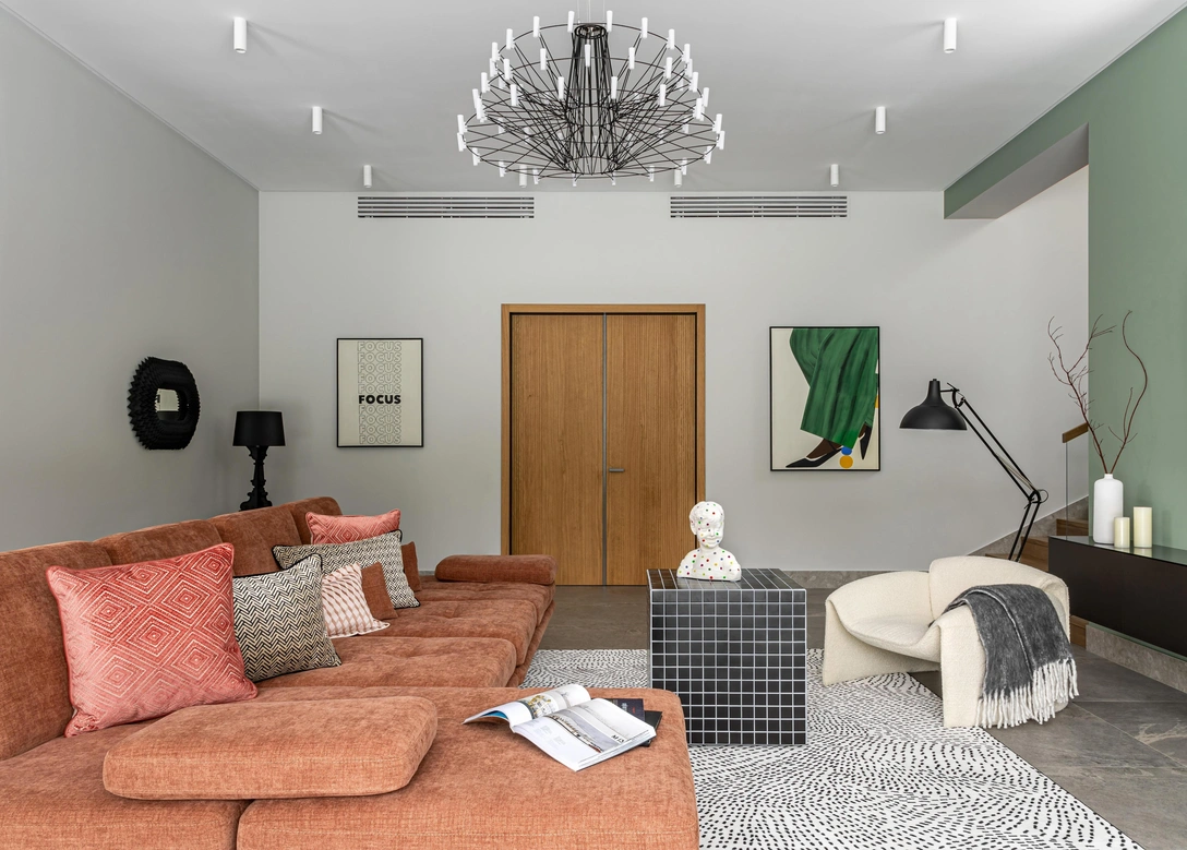 Гостиная, фрагмент. Стол-куб сделан на заказ. Люстра, Moooi. Торшер, Kartell. Ковер, kover.ru. Гипсовый мальчик на столе куплен в «Леонардо» и раскрашен дизайнером. На стенах краска Little Greene, Manders. | Источник: Михаил Бравый. Стиль: Дарья Сухарева