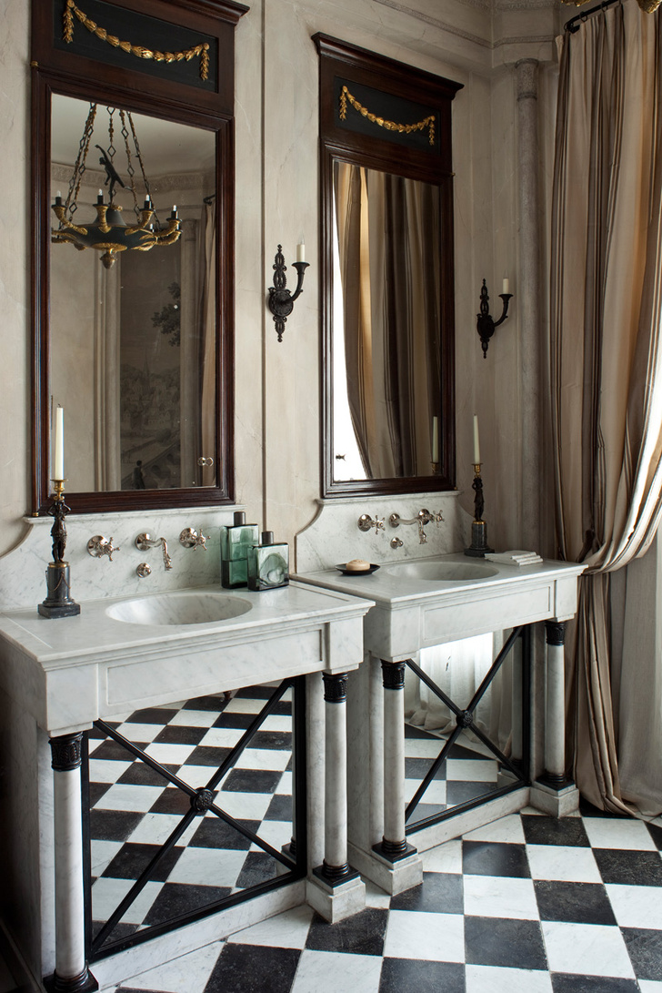 Ванная комната при спальне хозяев. Раковины высечены из блоков каррарского мрамора. На них — бронзовые французские подсвечники XVIII века.