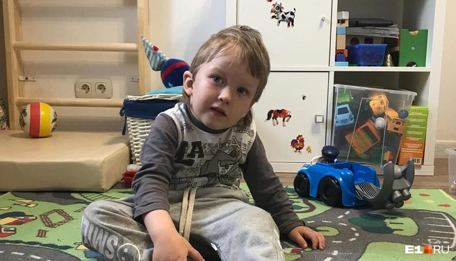 Пока Ваня не может ходить, а только ползает. Но врачи обнадеживают, что мальчик еще восстановится | www.e1.ru