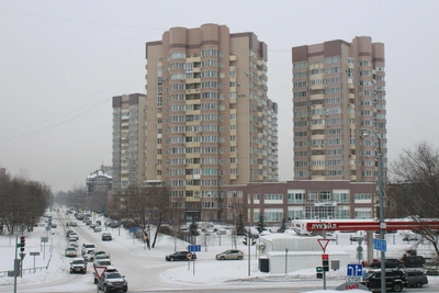 A residential pocket in Novokuznetsk's center: life in the high-rises near the 'hangars'
