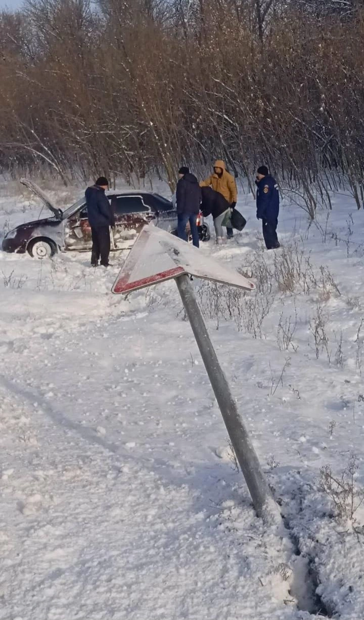 На трассе под Волгоградом в отечественном авто перевернулись два человека -  7 января 2024 - V1.ру