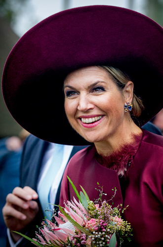 Дело в шляпе: королева Нидерландов покорила эффектным аутфитом (и улыбкой)