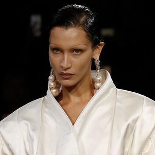 Крупные серьги как у Беллы Хадид на Неделе моды в Париже — самое модное украшение на осень 2022