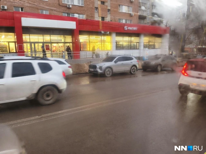 Припаркованные машины заняли одну из двух полос | Источник: читатель NN.RU